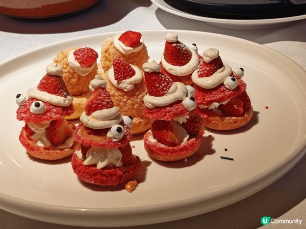 這裡洋溢著節日氣氛，從旋轉樓梯旁的聖誕佈置到花團錦簇的用餐環...