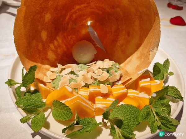 這裡洋溢著節日氣氛，從旋轉樓梯旁的聖誕佈置到花團錦簇的用餐環...