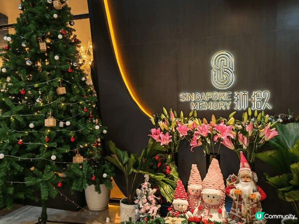 這裡洋溢著節日氣氛，從旋轉樓梯旁的聖誕佈置到花團錦簇的用餐環...