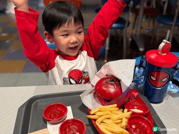 香港迪士尼係親子遊玩，好去處，有可愛卡通，未食。不同遊樂設施...