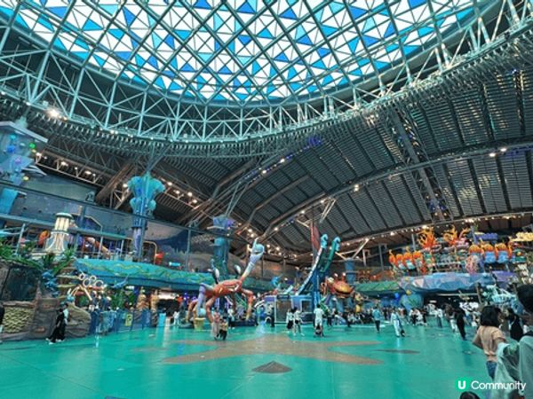 第一次帶孩子到長隆飛船樂園，它的外觀就像一艘巨型太空飛船，充...