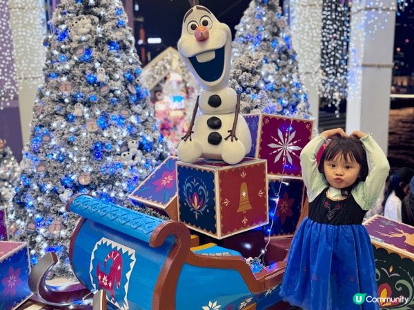 這張照片是在香港海港城拍的！小女孩穿著《冰雪奇緣》Anna的...