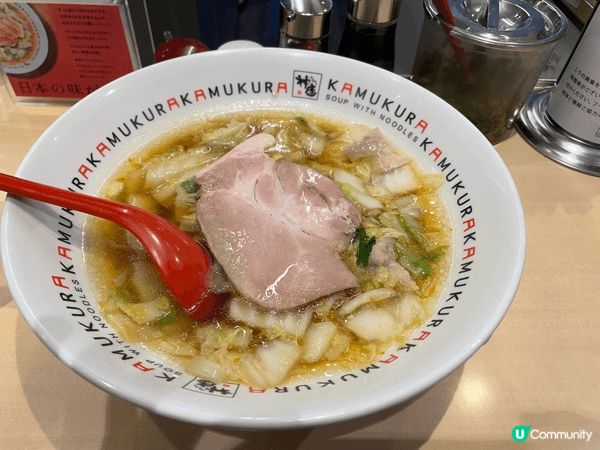 大阪神座拉麵,最出名是這個白菜醬油湯拉麵，湯底以醬油及白菜熬...