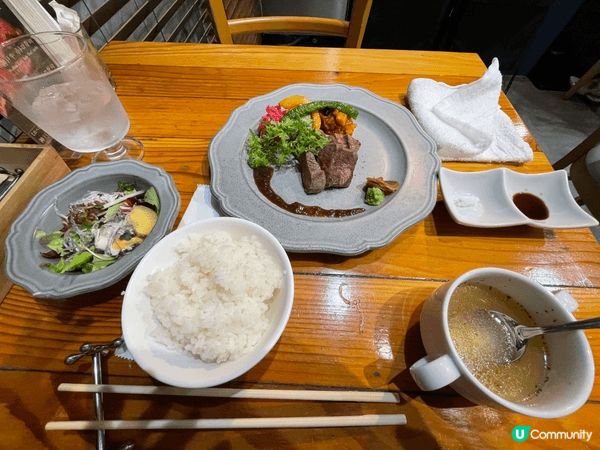 大阪神座拉麵,最出名是這個白菜醬油湯拉麵，湯底以醬油及白菜熬...