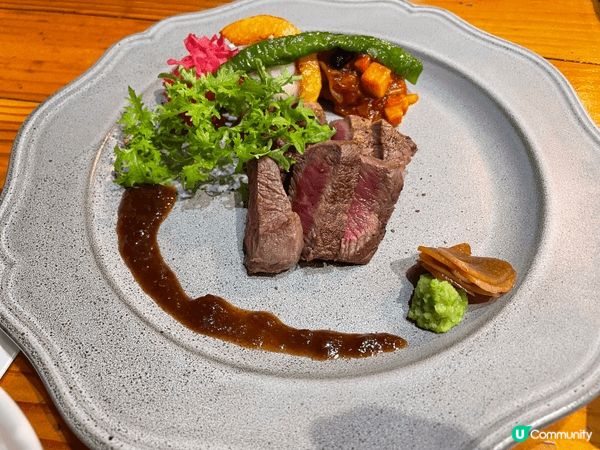 大阪神座拉麵,最出名是這個白菜醬油湯拉麵，湯底以醬油及白菜熬...