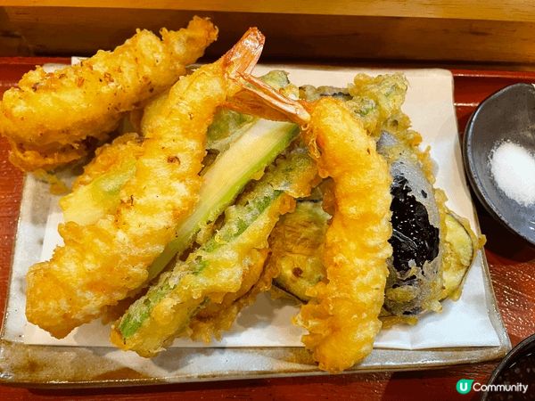 大阪神座拉麵,最出名是這個白菜醬油湯拉麵，湯底以醬油及白菜熬...