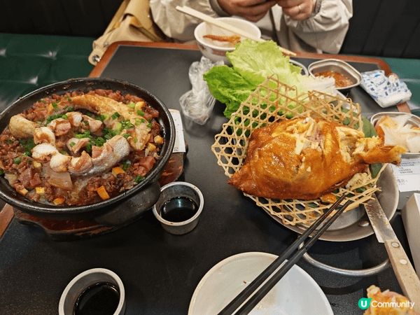 港嘢家嘅煲仔飯同埋自撕雞都非常出色，食到我舔舔脷。