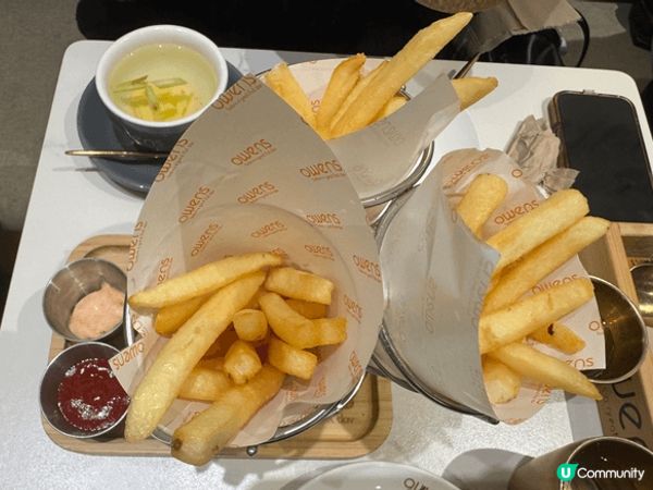 太子人氣高企cafe，食物同甜品都又靚又好食，性價比高，店員...