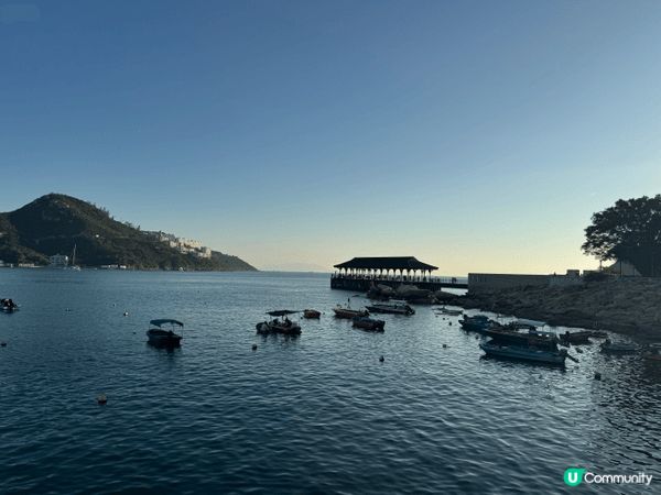圖片的地點是赤柱，是個充滿異國風情的海濱小鎮，有優美海景、歷...
