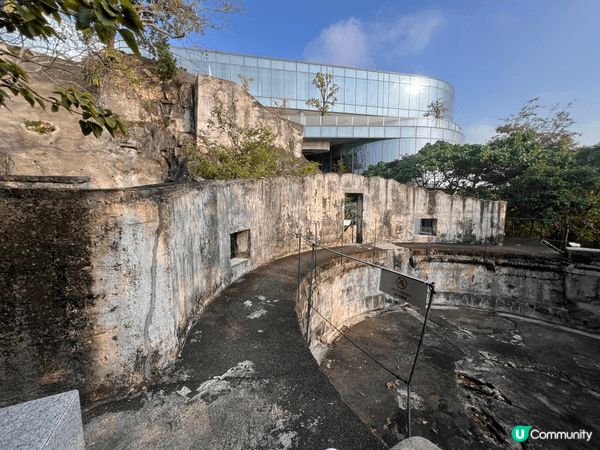 呢度係芝加哥喺黃竹坑嘅大學，係用古蹟改造，極具參考價值