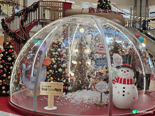 沙田新城市廣場聖誕裝飾很靚， 裝飾當中有水晶球噴雪效果充滿濃...