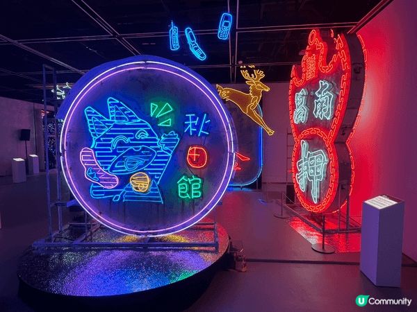 推介DX設計館內的霓虹燈展覽，展示香港霓虹燈牌的原貌和歷史，...