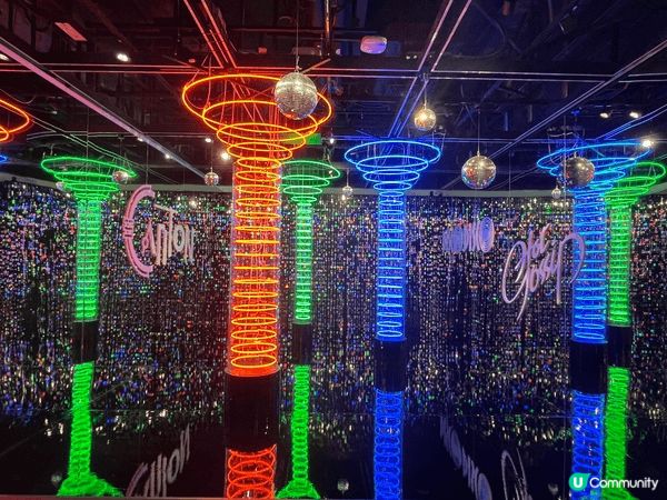 推介DX設計館內的霓虹燈展覽，展示香港霓虹燈牌的原貌和歷史，...