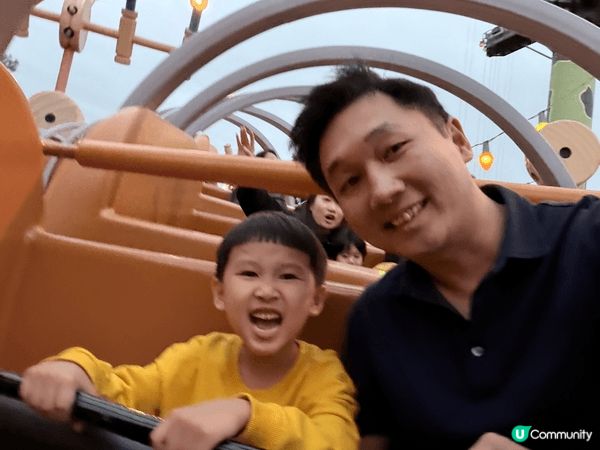 我與兒子一起去迪士尼樂園的經歷真是無比開心！我們走進迪士尼樂...