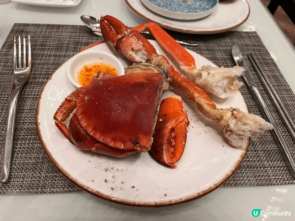 香港萬麗海景酒店萬麗咖啡室推出自助餐，食物豐富，可以任食蟹腳...