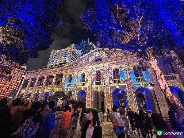 中環皇后像廣場嘅聖誕裝置非常靚，每隔一段時間會改變形象，附近...