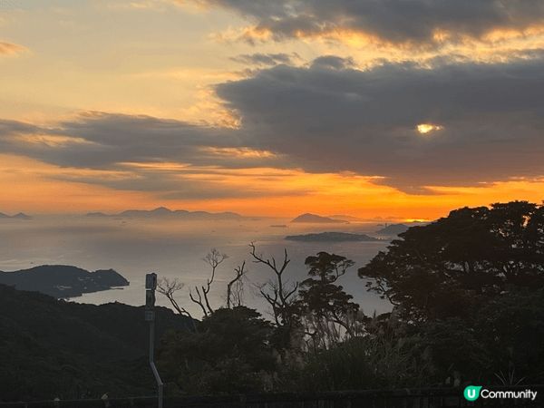 山頂廣場，避開人潮走到5分鐘外的cafe, 享受日落雲海美景...