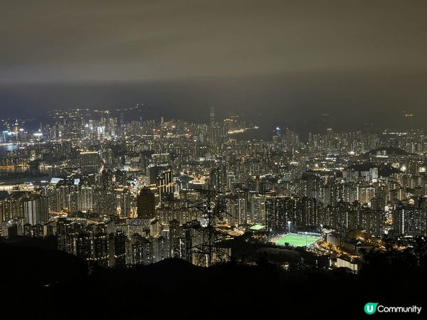 非常推薦大家上飛鵝山睇夜景🎑，平時就咁搭車上去唔係咁方便，但...