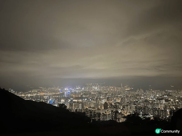 非常推薦大家上飛鵝山睇夜景🎑，平時就咁搭車上去唔係咁方便，但...