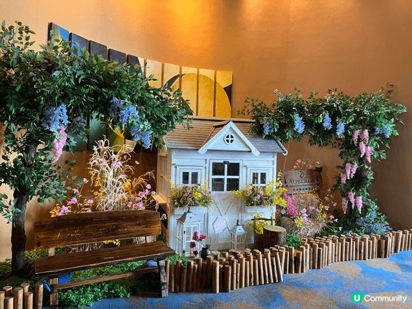 愉景灣酒店大堂採用高挑木質天花同落地玻璃，引入大量自然光，配...