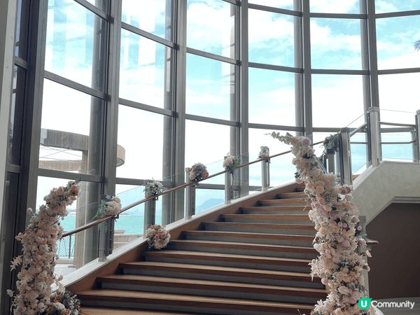 愉景灣酒店大堂採用高挑木質天花同落地玻璃，引入大量自然光，配...