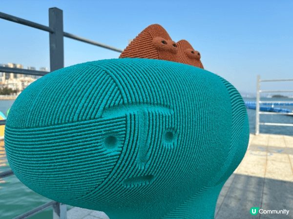 沙頭角公眾碼頭，靜立於邊境禁區的日常風景裡。低調的水泥堤岸延...