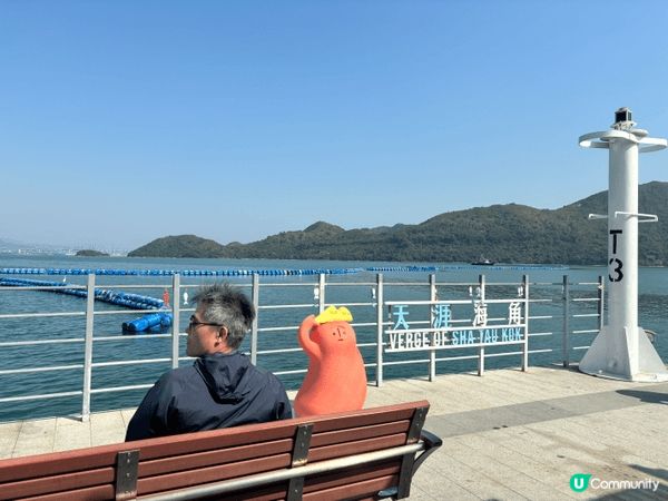 沙頭角公眾碼頭，靜立於邊境禁區的日常風景裡。低調的水泥堤岸延...