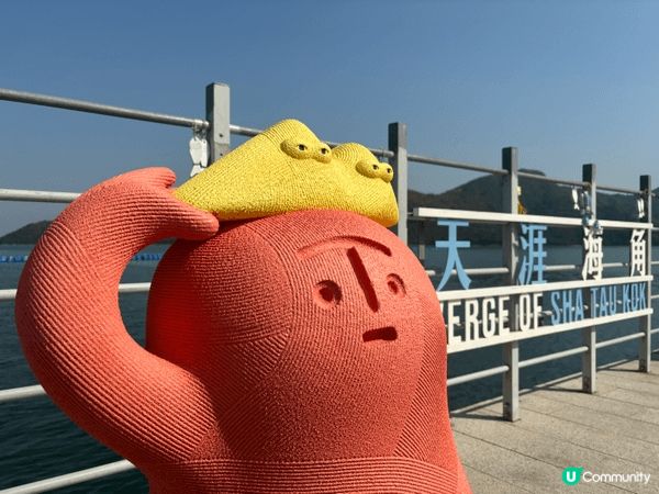 沙頭角公眾碼頭，靜立於邊境禁區的日常風景裡。低調的水泥堤岸延...