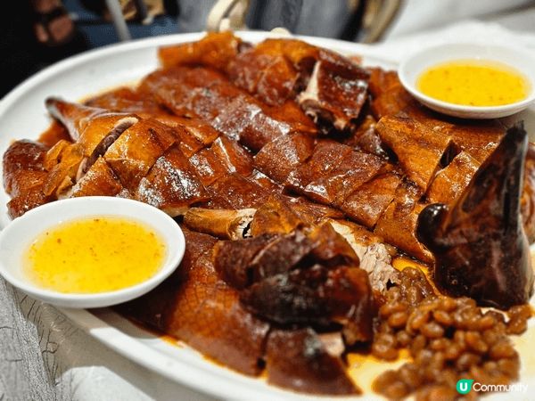 海港酒店每枱都食蟹，我哋都唔例外，但其實燒味都好好食，叉燒下...