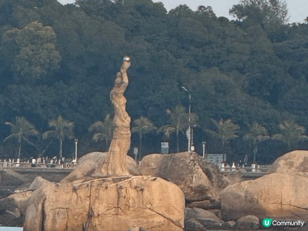 從澳門拱北口岸入境珠海，非常方便快捷。 珠海情侶路是珠海市標...