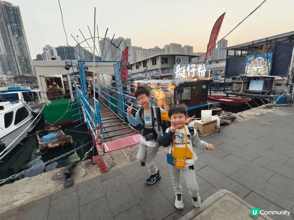 事源睇完一本圖書講艇仔粉，兩個仔都好想去食，終於有時間同呀仔...