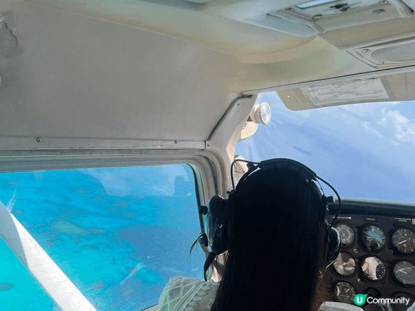 在塞班島的晴空下，第一次親手操控小型飛機的感覺難以言喻。當機...