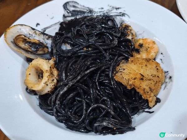 屯門BYOB餐廳, 西式墨魚汁海鮮意粉和煙鴨胸沙律賣相精緻又...