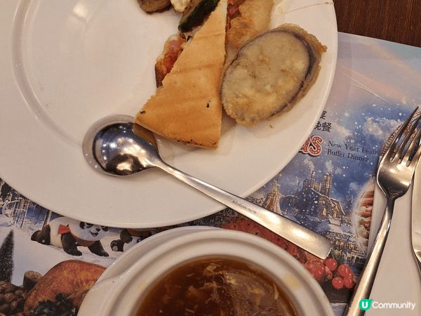 屯門BYOB餐廳, 西式墨魚汁海鮮意粉和煙鴨胸沙律賣相精緻又...