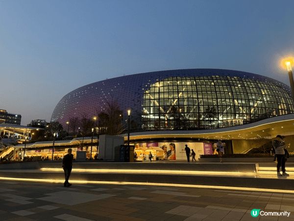 超級推介大家去位置啟德主場館旁的海邊，一邊望到主場館的外貌，...