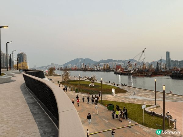 超級推介大家去位置啟德主場館旁的海邊，一邊望到主場館的外貌，...