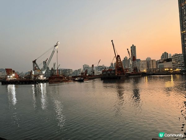 超級推介大家去位置啟德主場館旁的海邊，一邊望到主場館的外貌，...