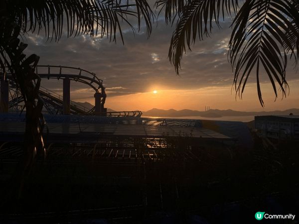 香港海洋公園是結合刺激與可愛的夢幻樂園！你可以在雲霄飛車上尖...