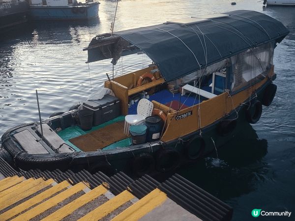 香港仔避風塘。在艇上享用晚餐的同時，亦都可以欣賞日落，不錯的...