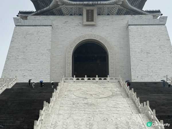 遊覽台北的主要景點 包括中正紀念堂及台北動物園 非常值得一去...