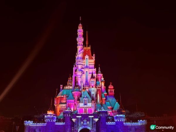 香港迪士尼樂園是香港一個著名的旅遊景點，如來香港必須要到此一...