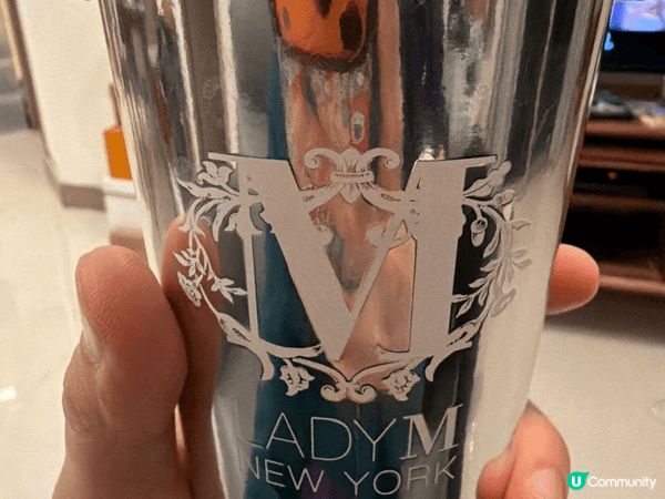 嘆住Lady M咖啡及蛋糕喺海港城露天停車場飽覧一下維港夜景