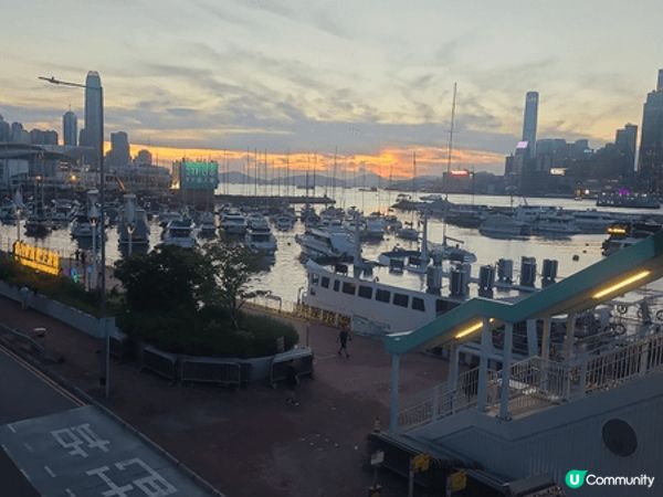 香港仔避風塘。在艇上享用晚餐的同時，亦都可以欣賞日落，不錯的...