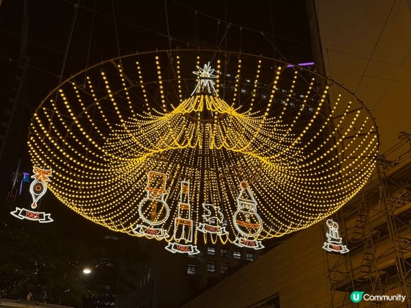 香港燈飾及幻影燈投射於香港現代化的高樓大廈，具備東方美的節日...