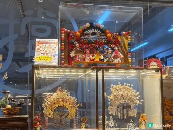 在南豐紗廠裡的査篤撐，展示左香港兒童粵劇的發展。有戲服、有鳳...