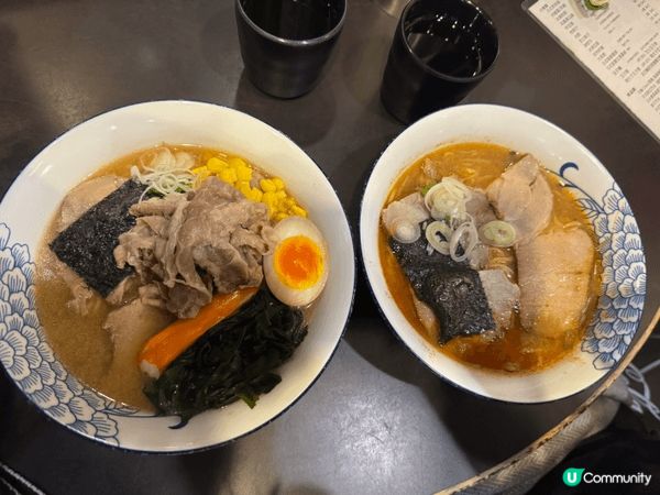 這張照片展現了兩碗美味的拉麵。湯底濃郁，讓人垂涎欲滴，讓人忍...