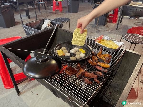 龍鼓灘海邊燒烤場坐擁開揚海景與日落黃昏，任燒任食無限時，場內...