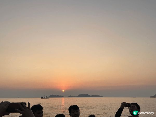 龍鼓灘海邊燒烤場坐擁開揚海景與日落黃昏，任燒任食無限時，場內...