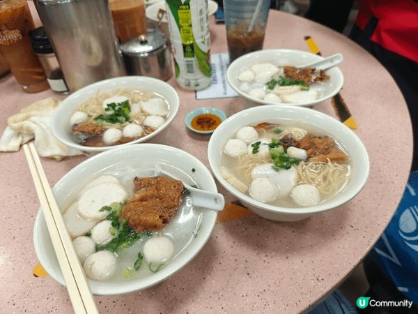 大埔街市好出名嘅魚蛋河粉，好多年歷史，炸魚皮係自己炸，辣椒油...