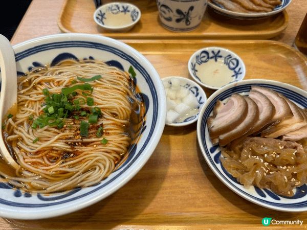 「榕基滷水專門店」。 每份套餐都包含一碗麵食、一份小菜和一杯...